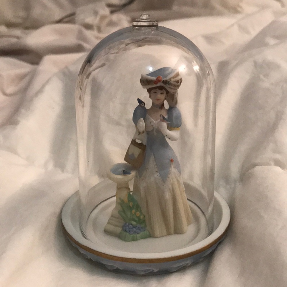 Mini mrs Albee doll with plate and cover Avon